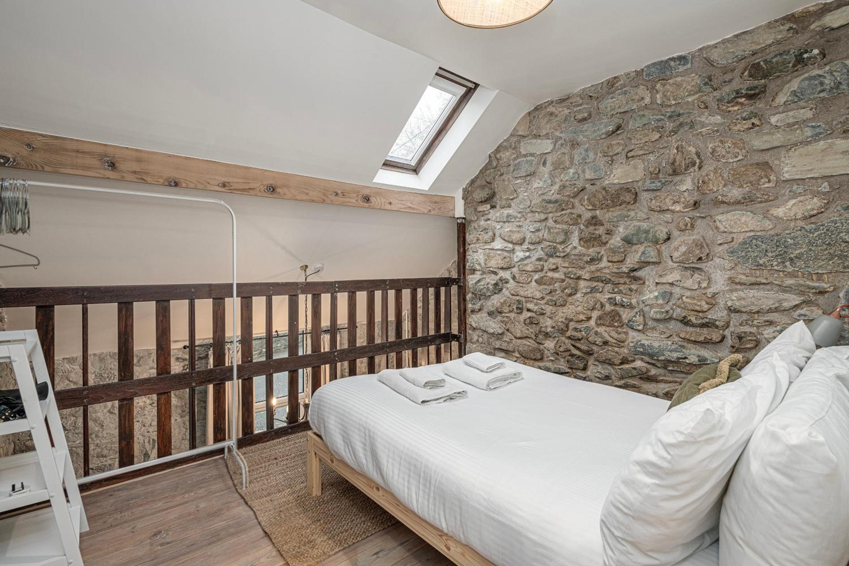 Cheerful 2 bedroom cottage with garden