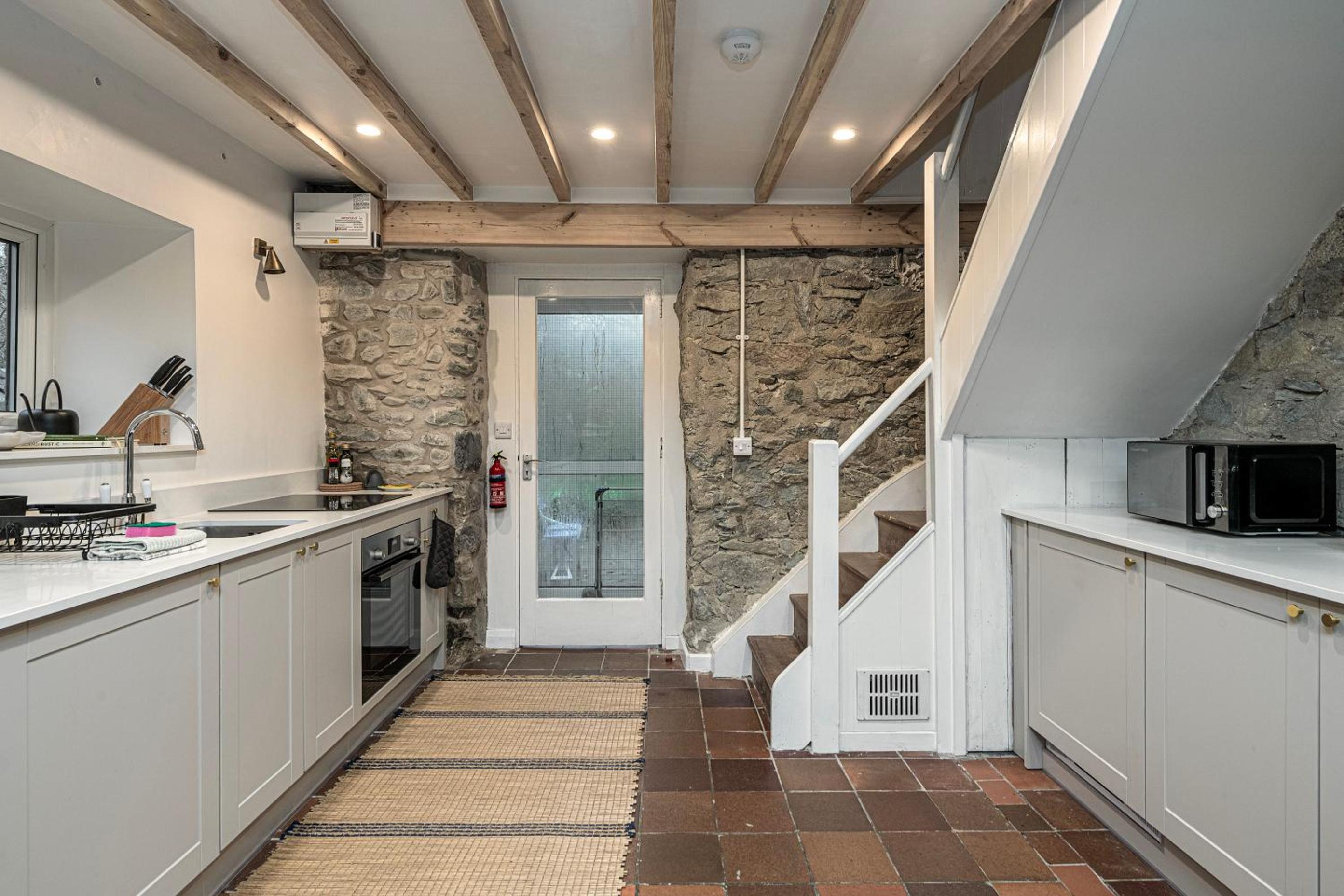 Cheerful 2 bedroom cottage with garden
