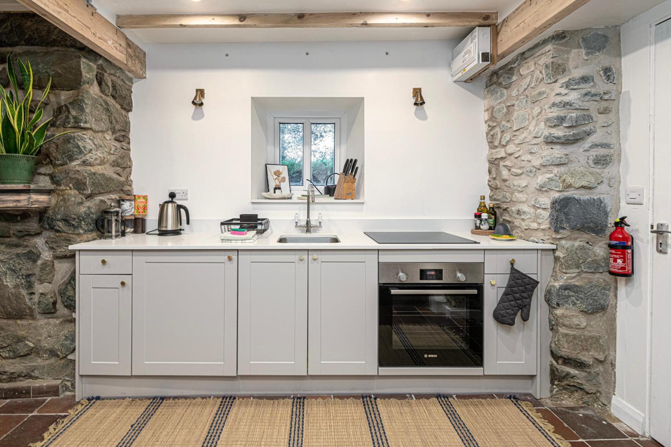 Cheerful 2 bedroom cottage with garden