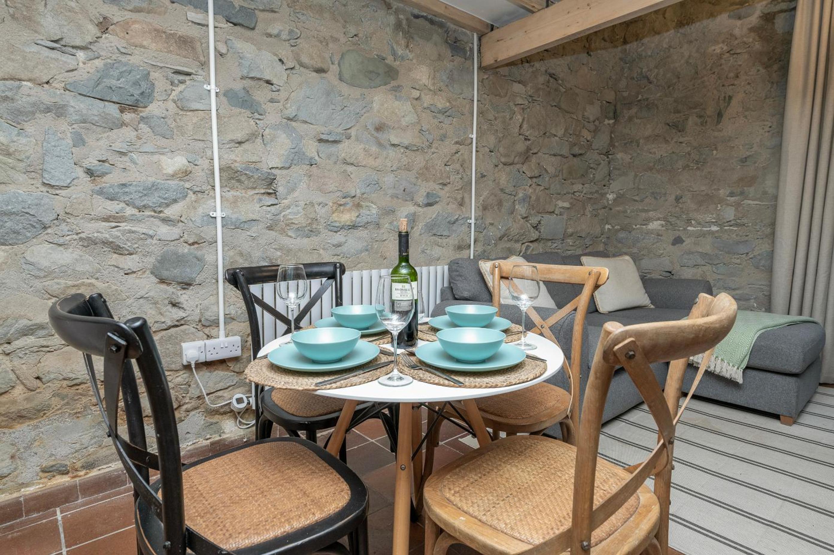 Cheerful 2 bedroom cottage with garden