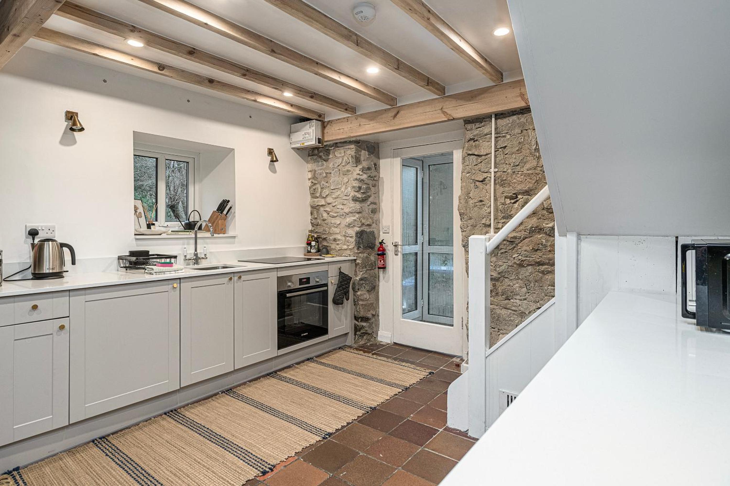 Cheerful 2 bedroom cottage with garden