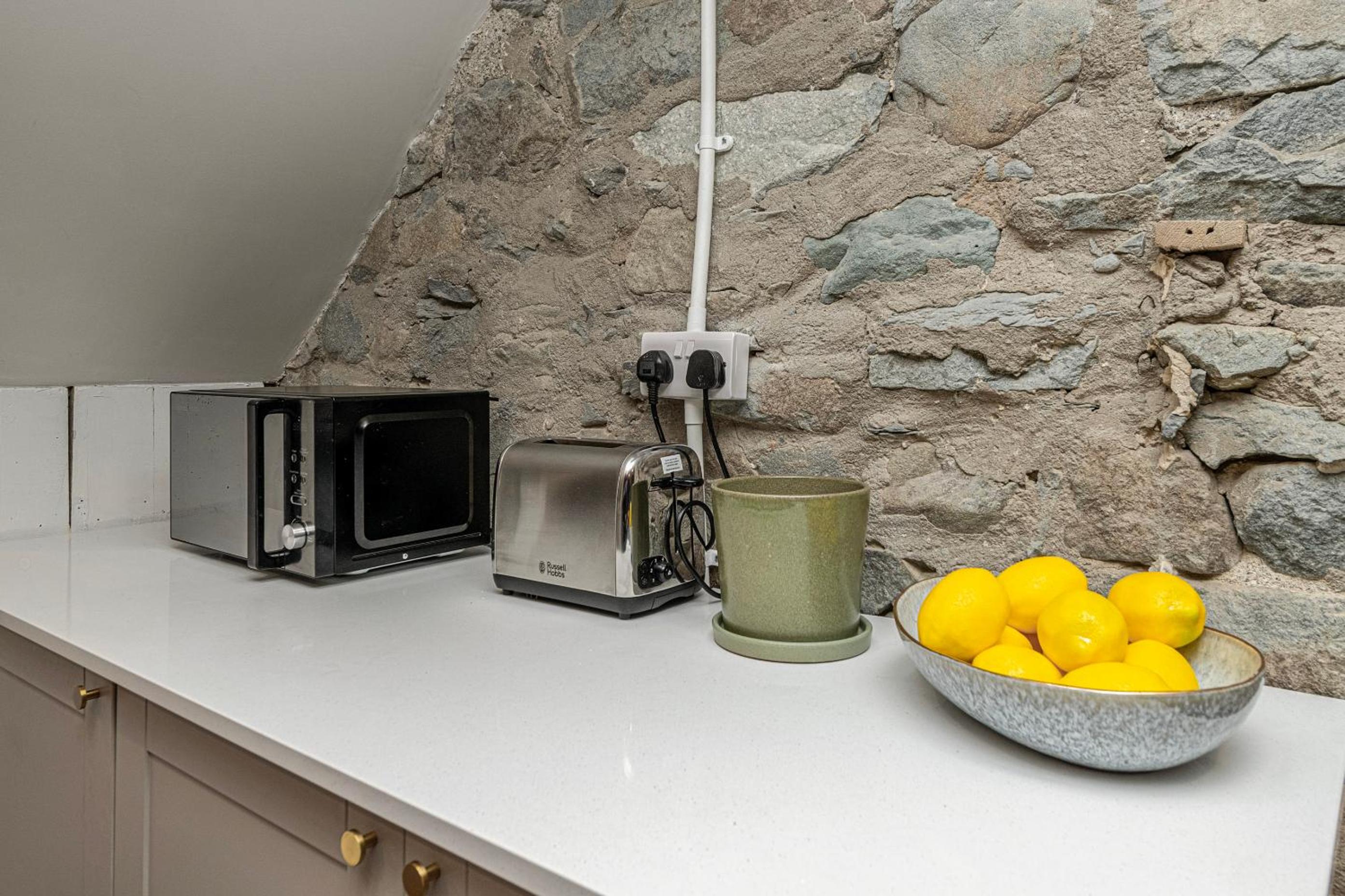 Cheerful 2 bedroom cottage with garden