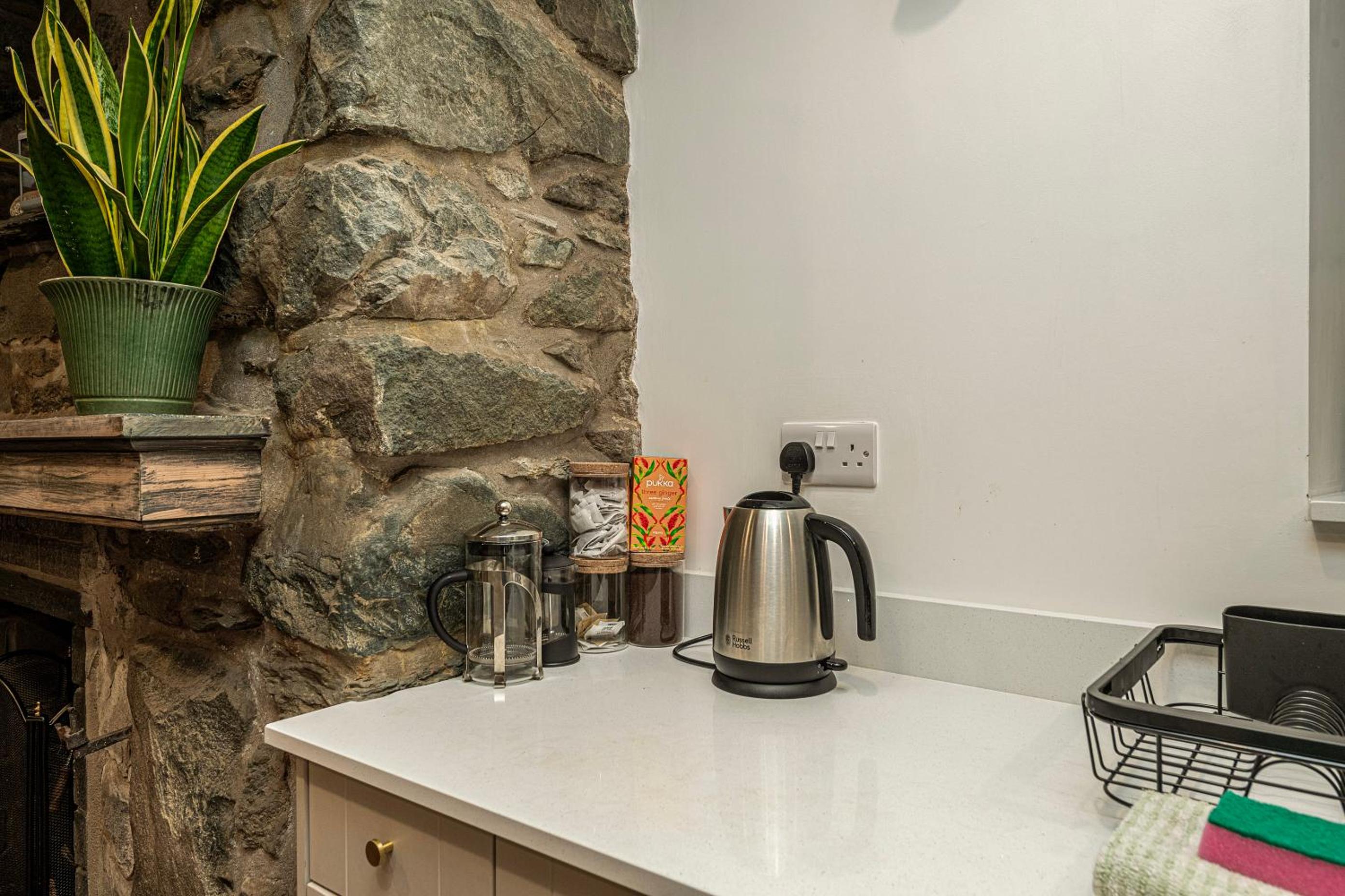 Cheerful 2 bedroom cottage with garden