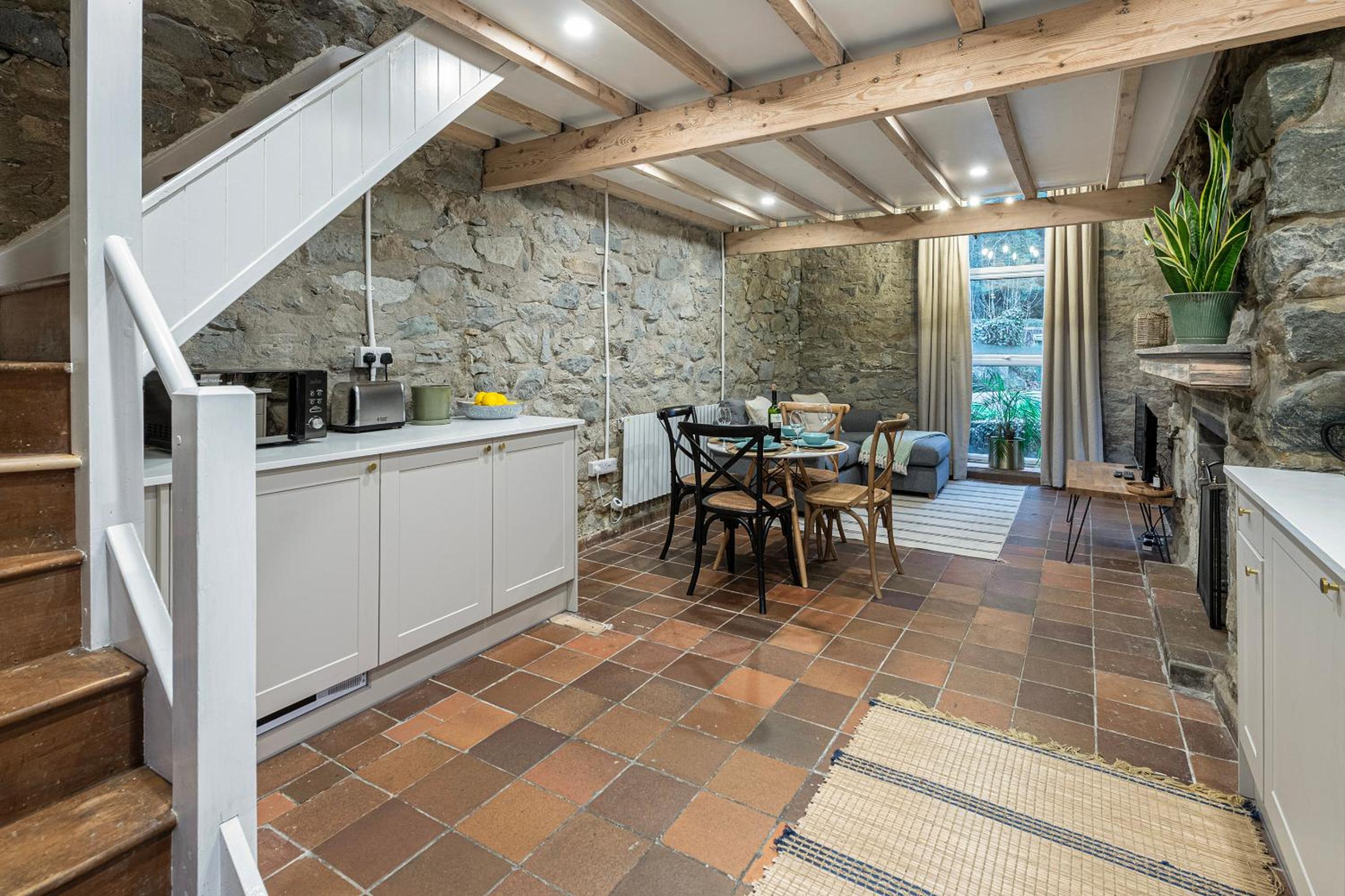 Cheerful 2 bedroom cottage with garden