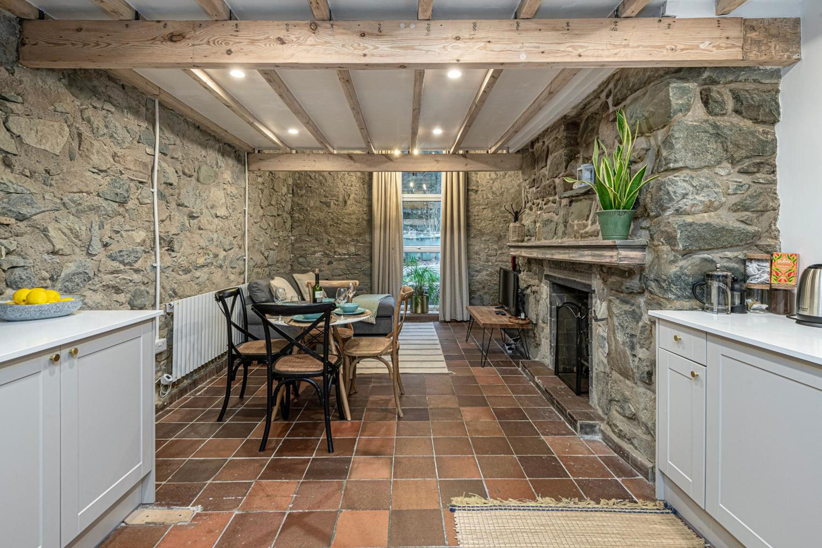 Cheerful 2 bedroom cottage with garden