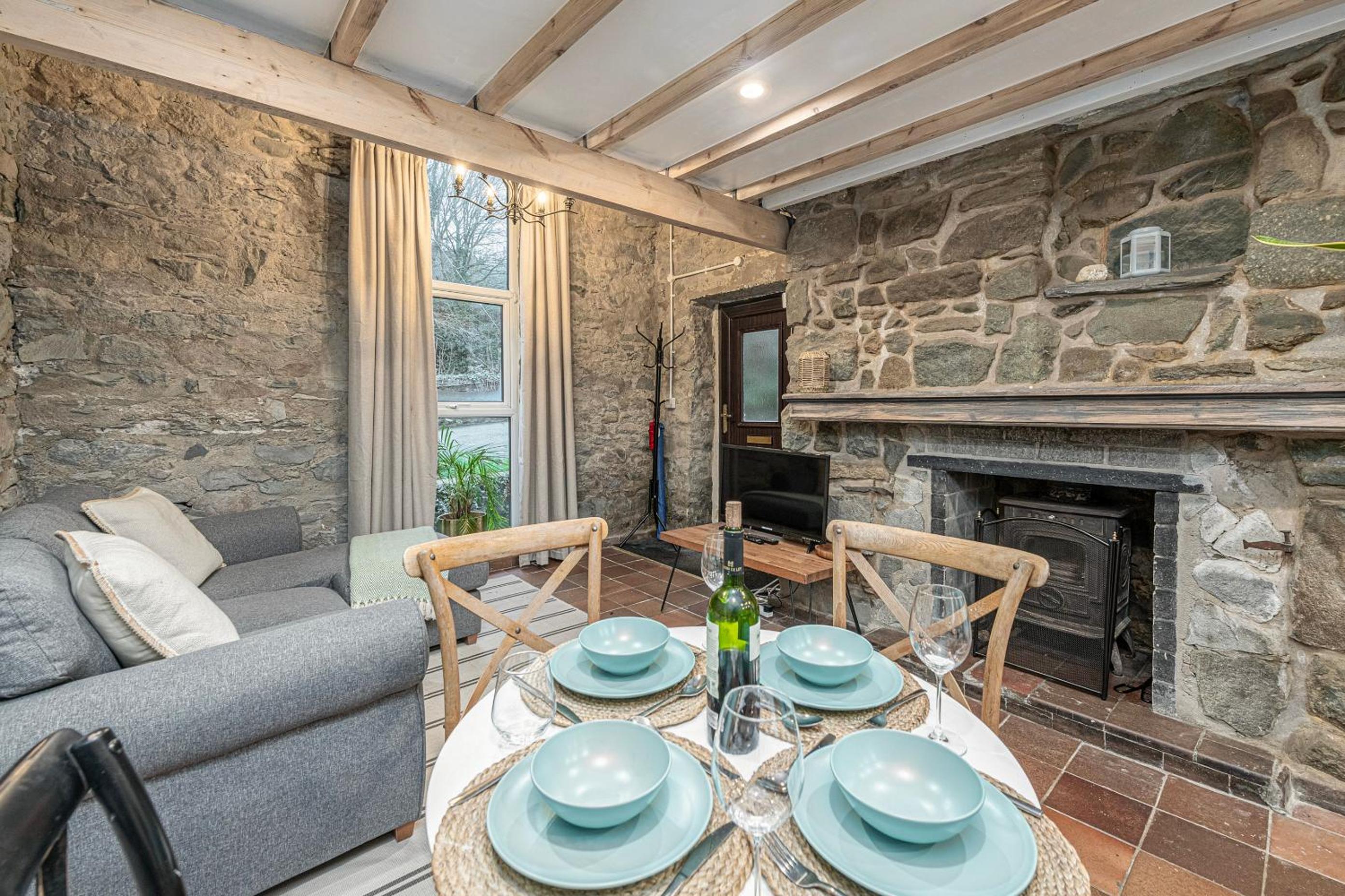 Cheerful 2 bedroom cottage with garden