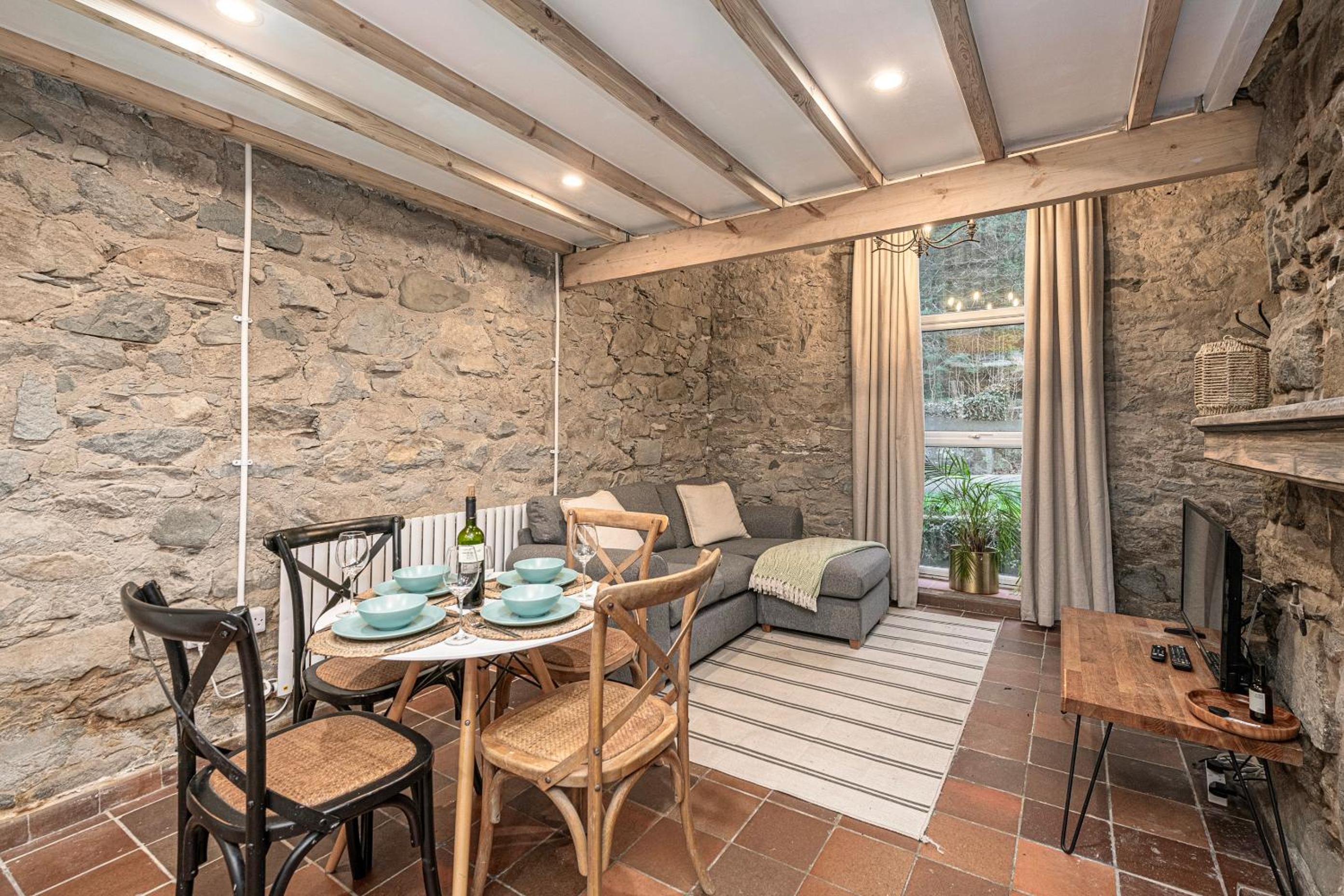 Cheerful 2 bedroom cottage with garden