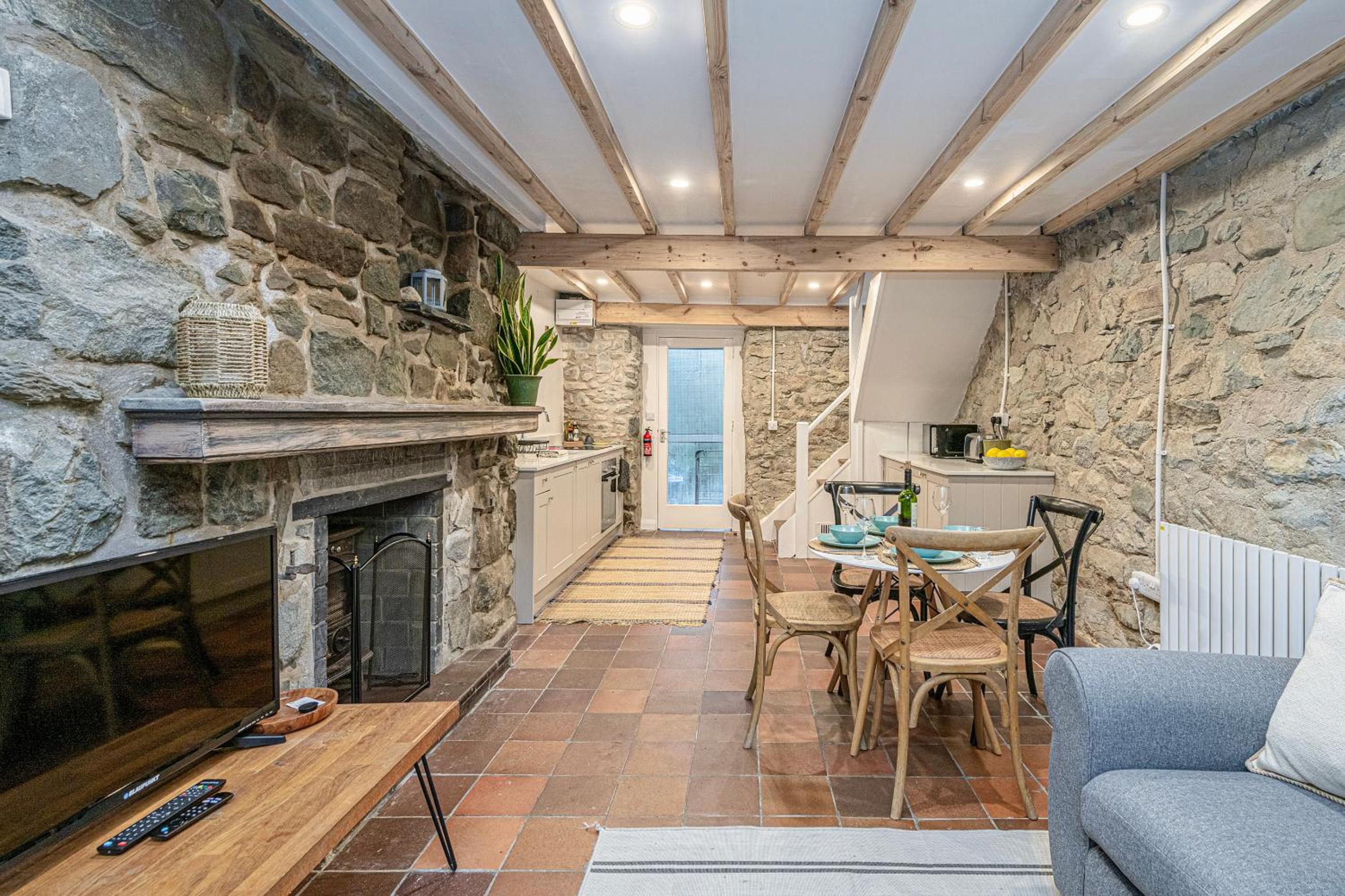 Cheerful 2 bedroom cottage with garden