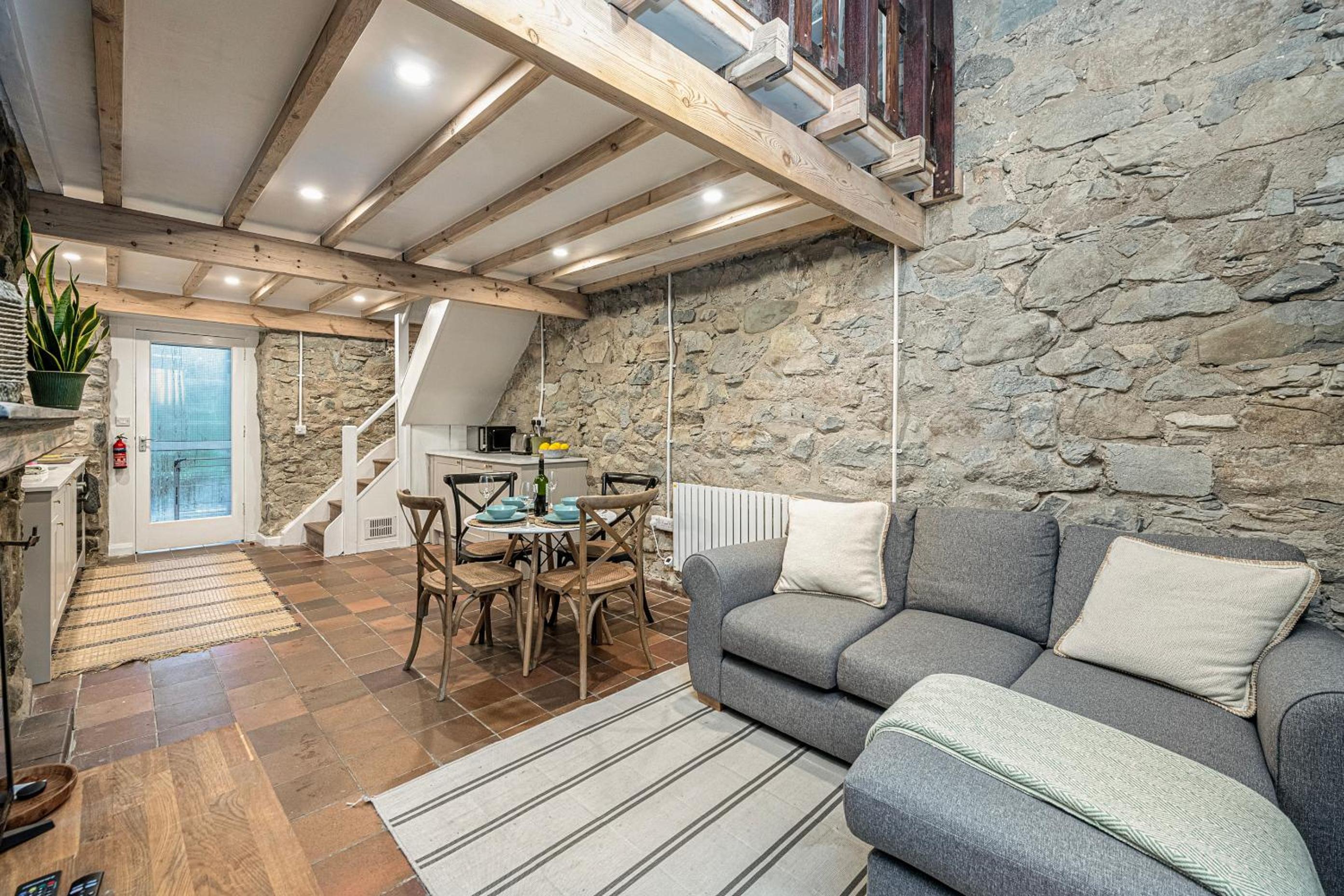 Cheerful 2 bedroom cottage with garden