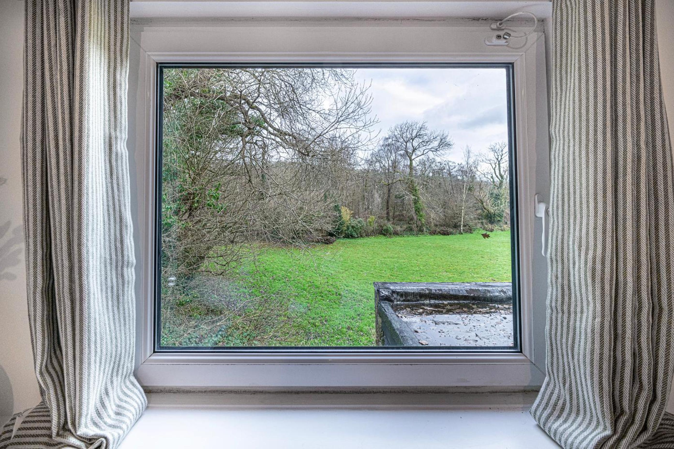 Cheerful 2 bedroom cottage with garden