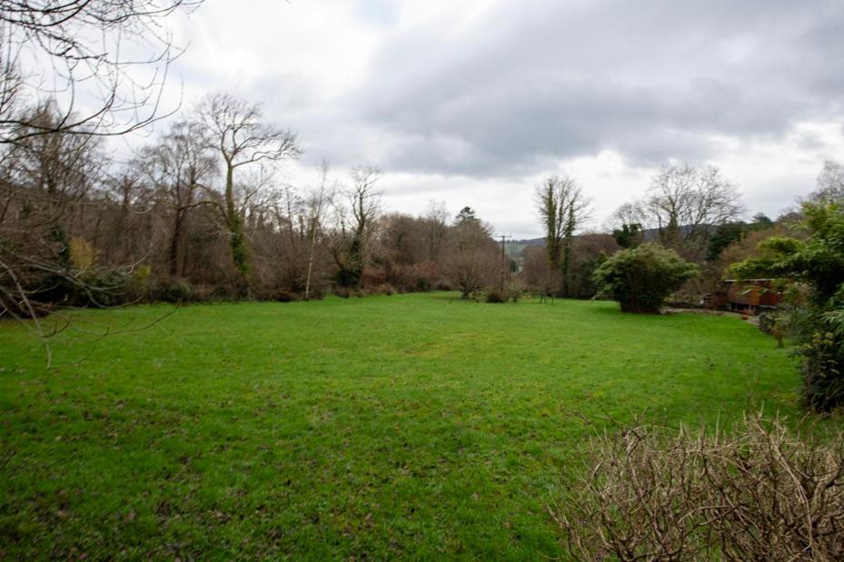 Cheerful 2 bedroom cottage with garden