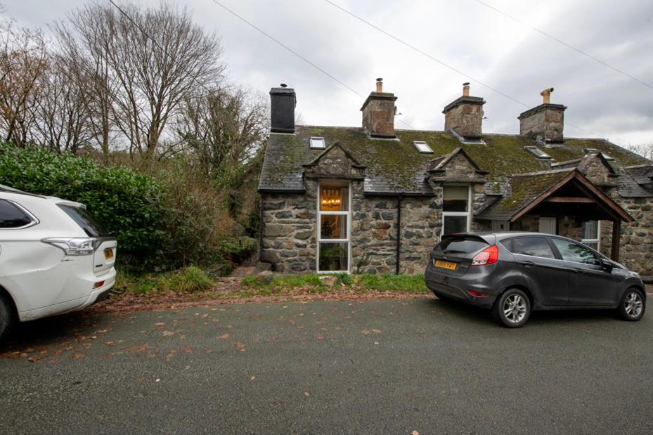Cheerful 2 bedroom cottage with garden