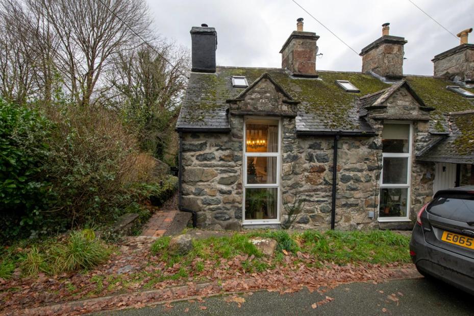 Cheerful 2 bedroom cottage with garden