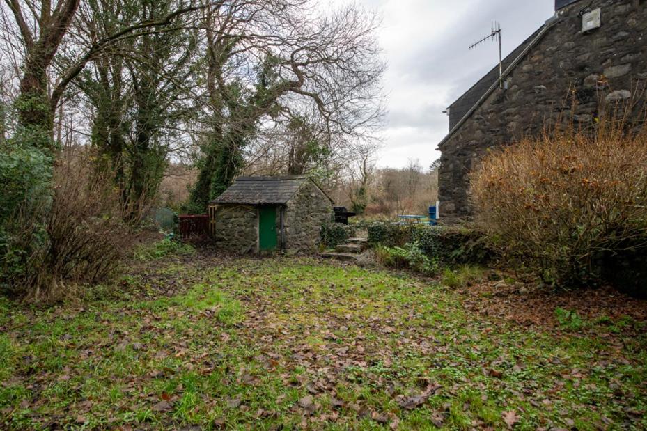 Cheerful 2 bedroom cottage with garden