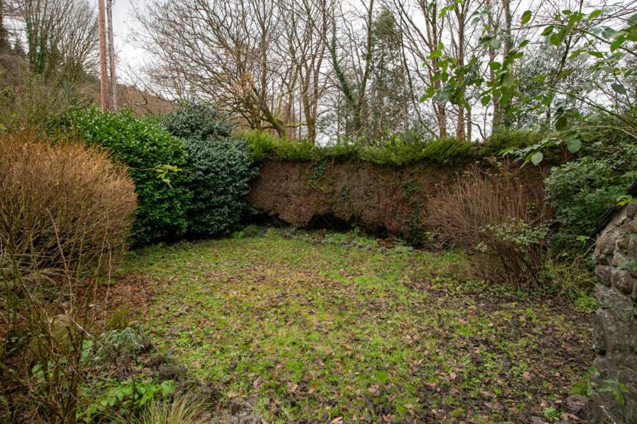 Cheerful 2 bedroom cottage with garden