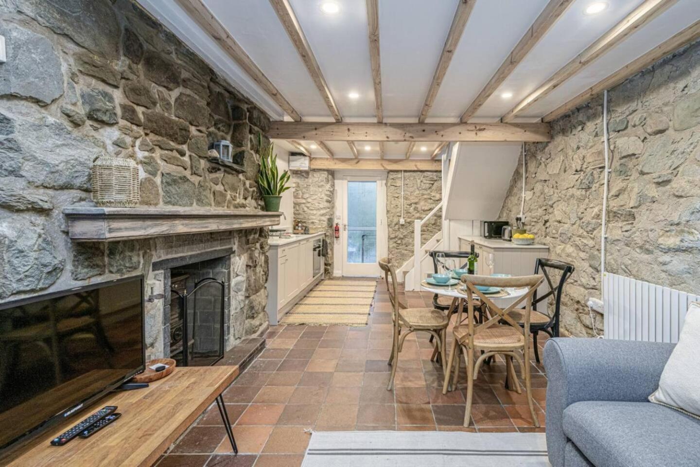 Cheerful 2 bedroom cottage with garden