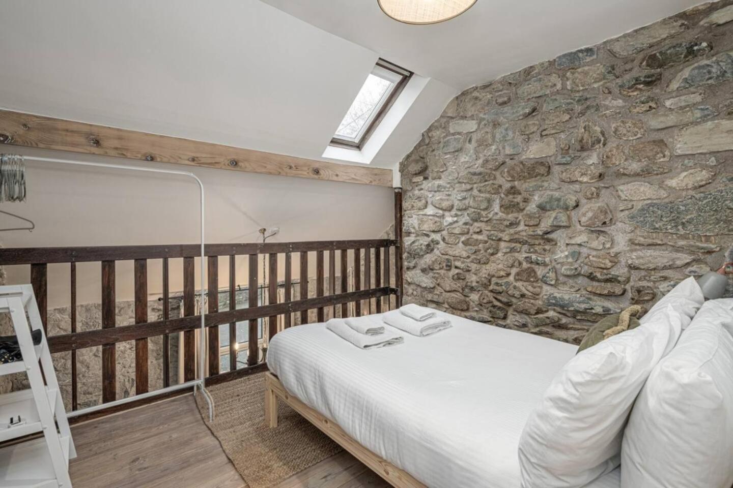 Cheerful 2 bedroom cottage with garden