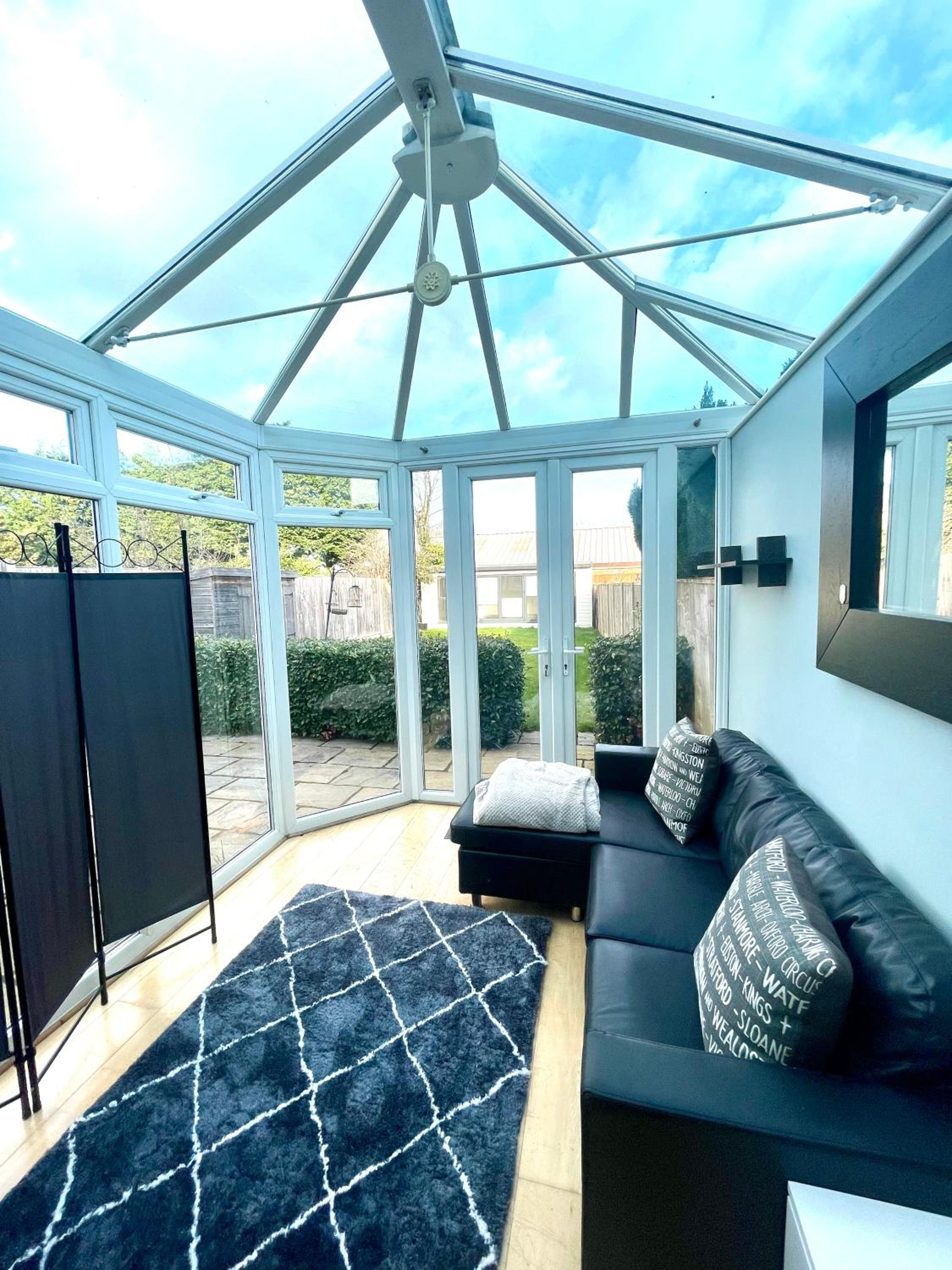Bishops Stortford Vacations - Pilots  Contractors 4 bedroom house - Property Image 2