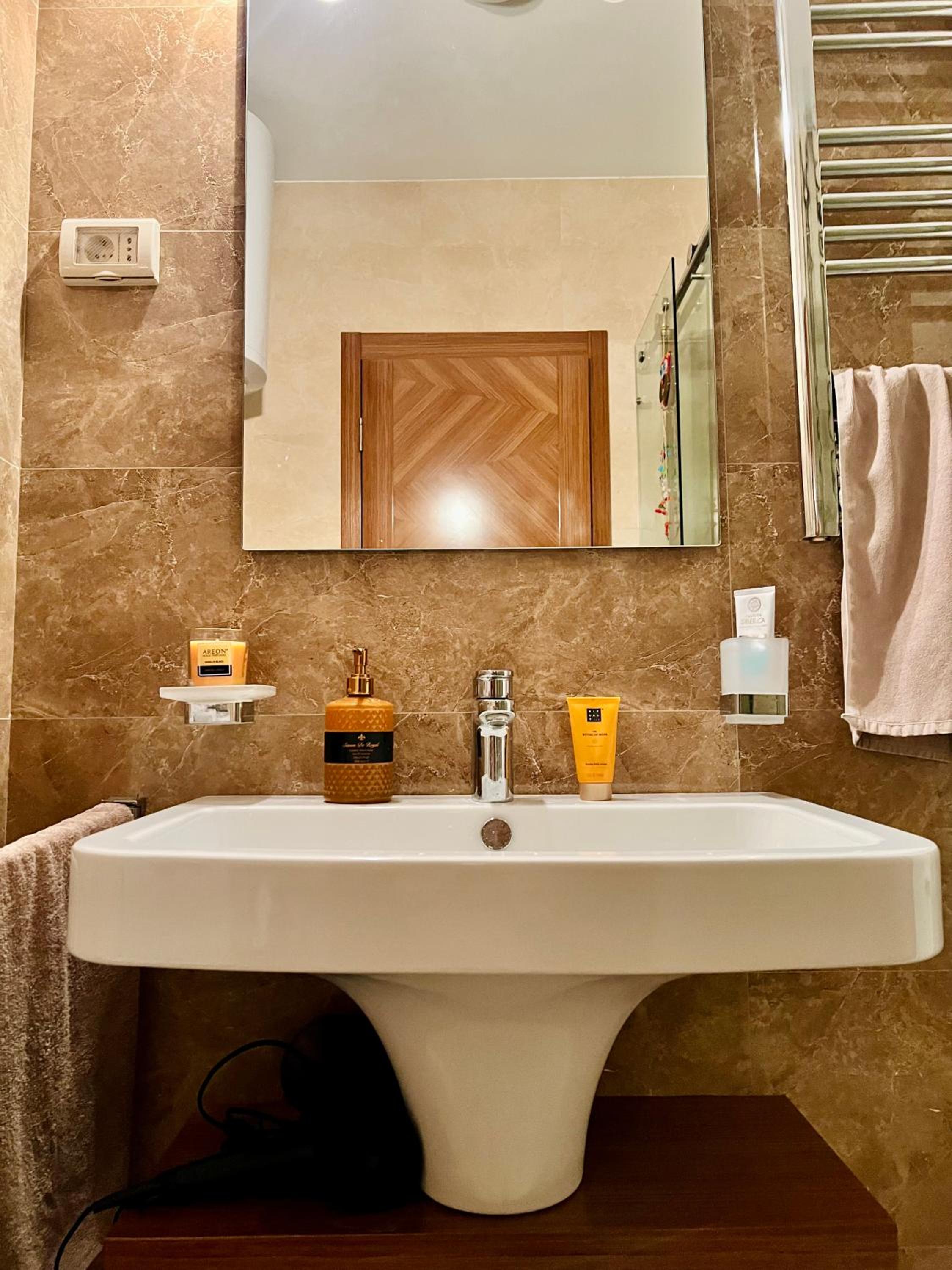 Hotel City Center Lux Highrise - Image 1