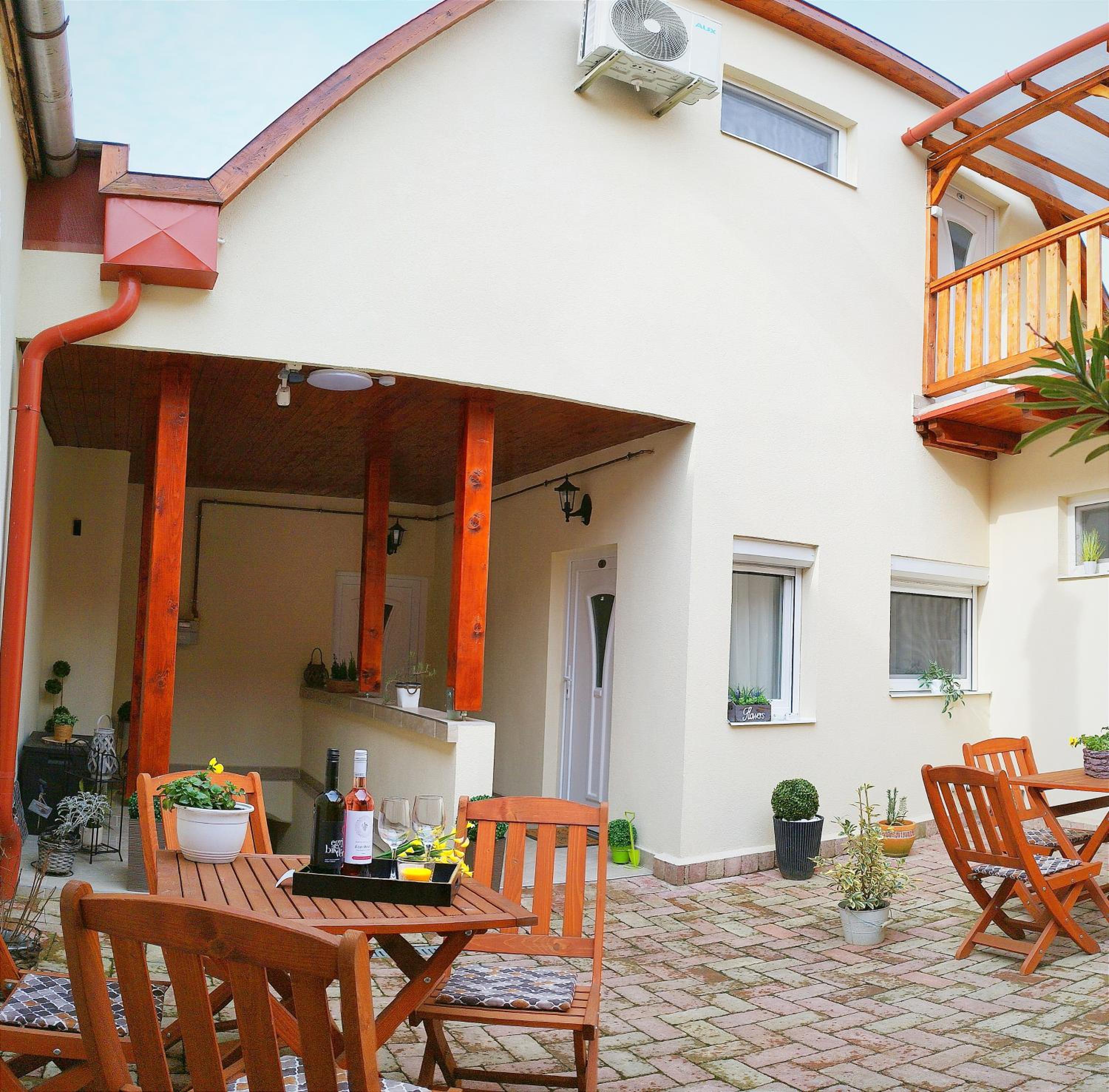 Várfal apartman I