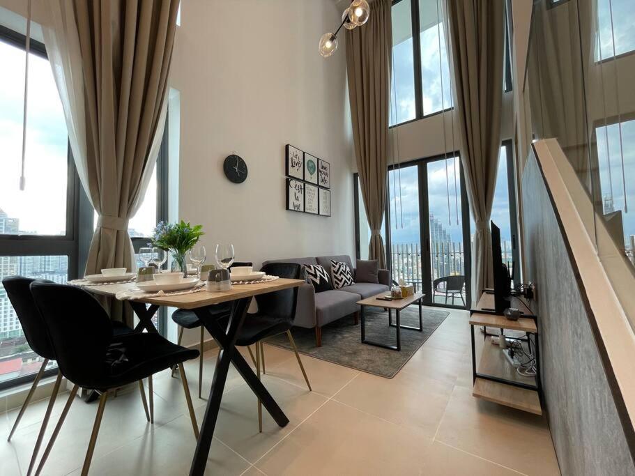 The Luxe & The Colony Infinitum by Romeo Bnb