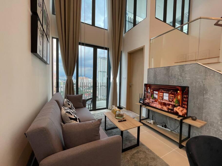 The Luxe & The Colony Infinitum by Romeo Bnb