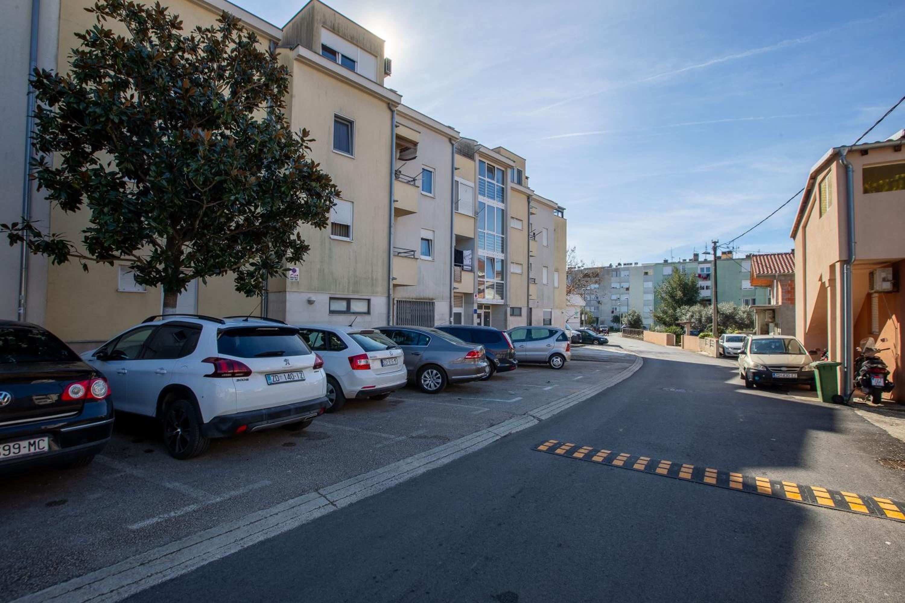 Four4 apartment en Zadar — parking