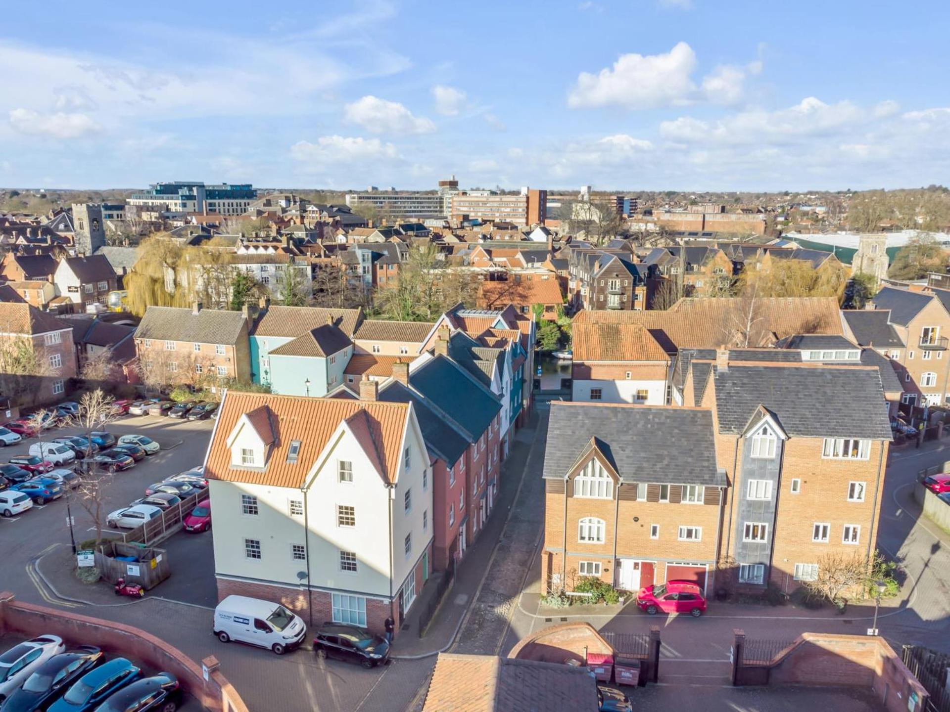 Seven Space Central Town House with Parking view 2