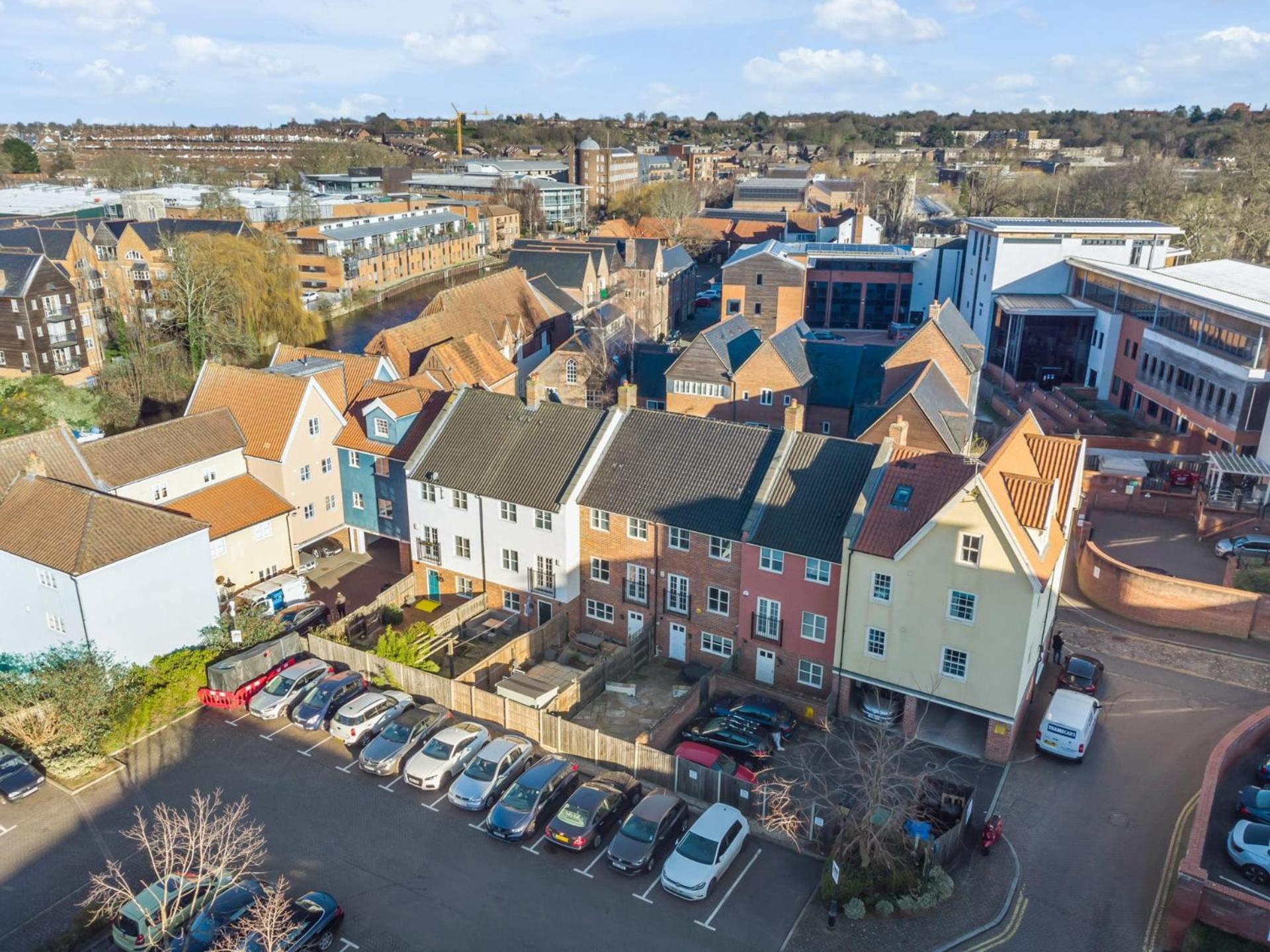 Seven Space Central Town House with Parking view 3