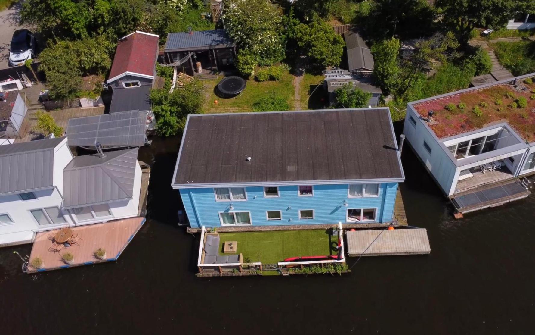 Amster Houseboat