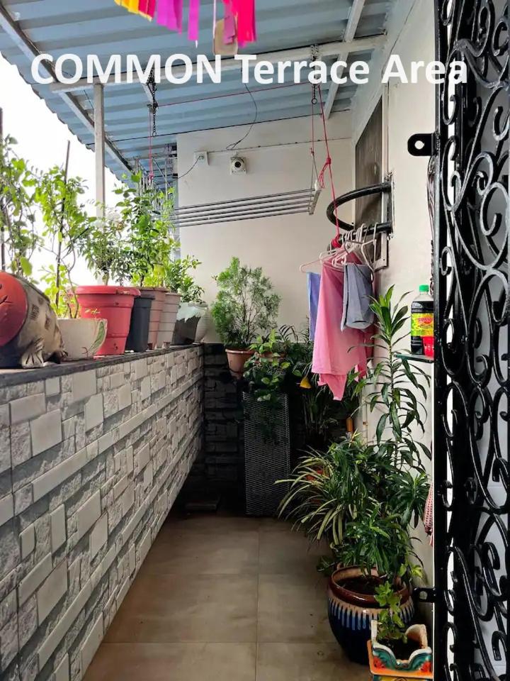 Cozy Private Room near Mulund Railway station view 4