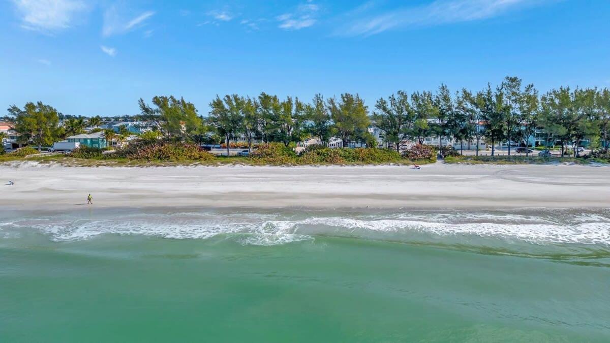 Get Seaduced by this 1 bed 1 bath charmer steps to beach and Bridge St
