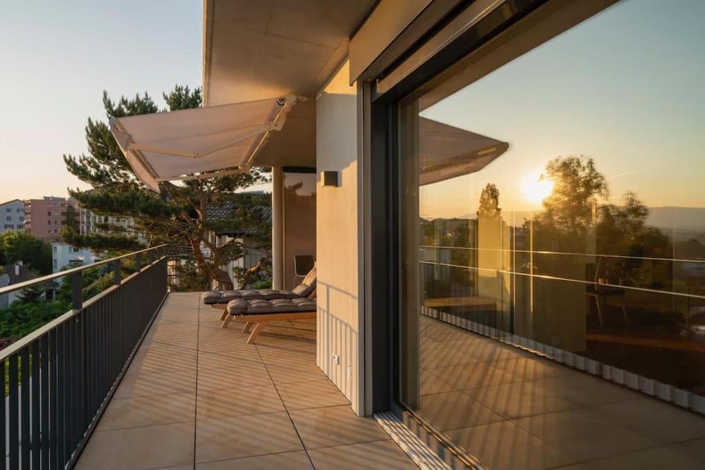Contemporary Penthouse with Cinema room and breath-taking Lakeview