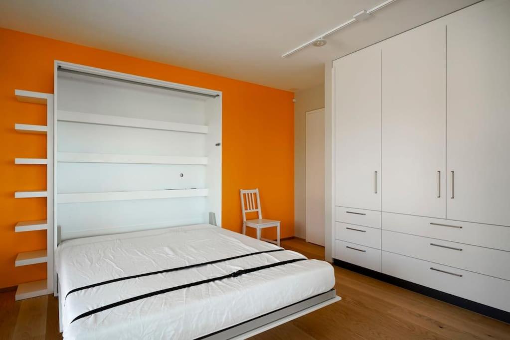 Contemporary Penthouse with Cinema room and breath-taking Lakeview
