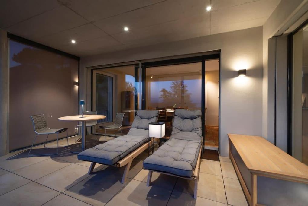 Contemporary Penthouse with Cinema room and breath-taking Lakeview