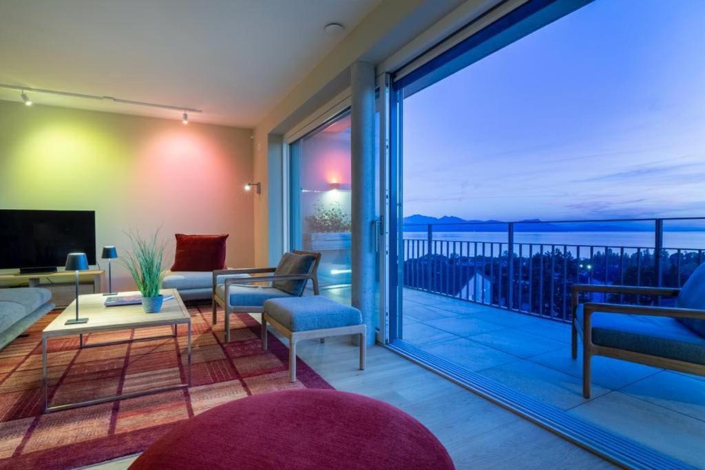 Contemporary Penthouse with Cinema room and breath-taking Lakeview