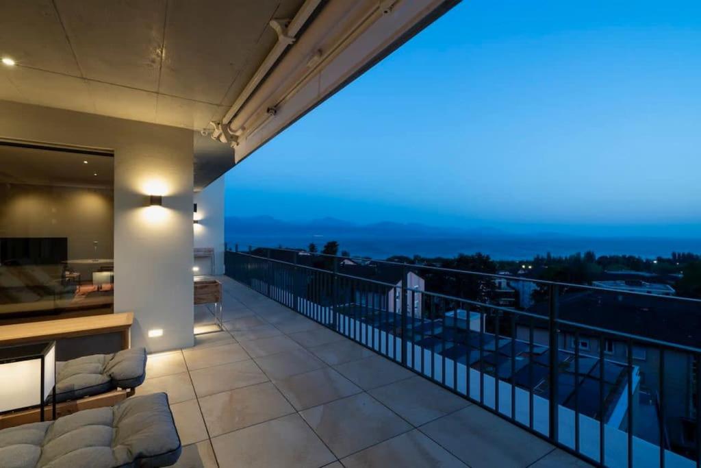 Contemporary Penthouse with Cinema room and breath-taking Lakeview