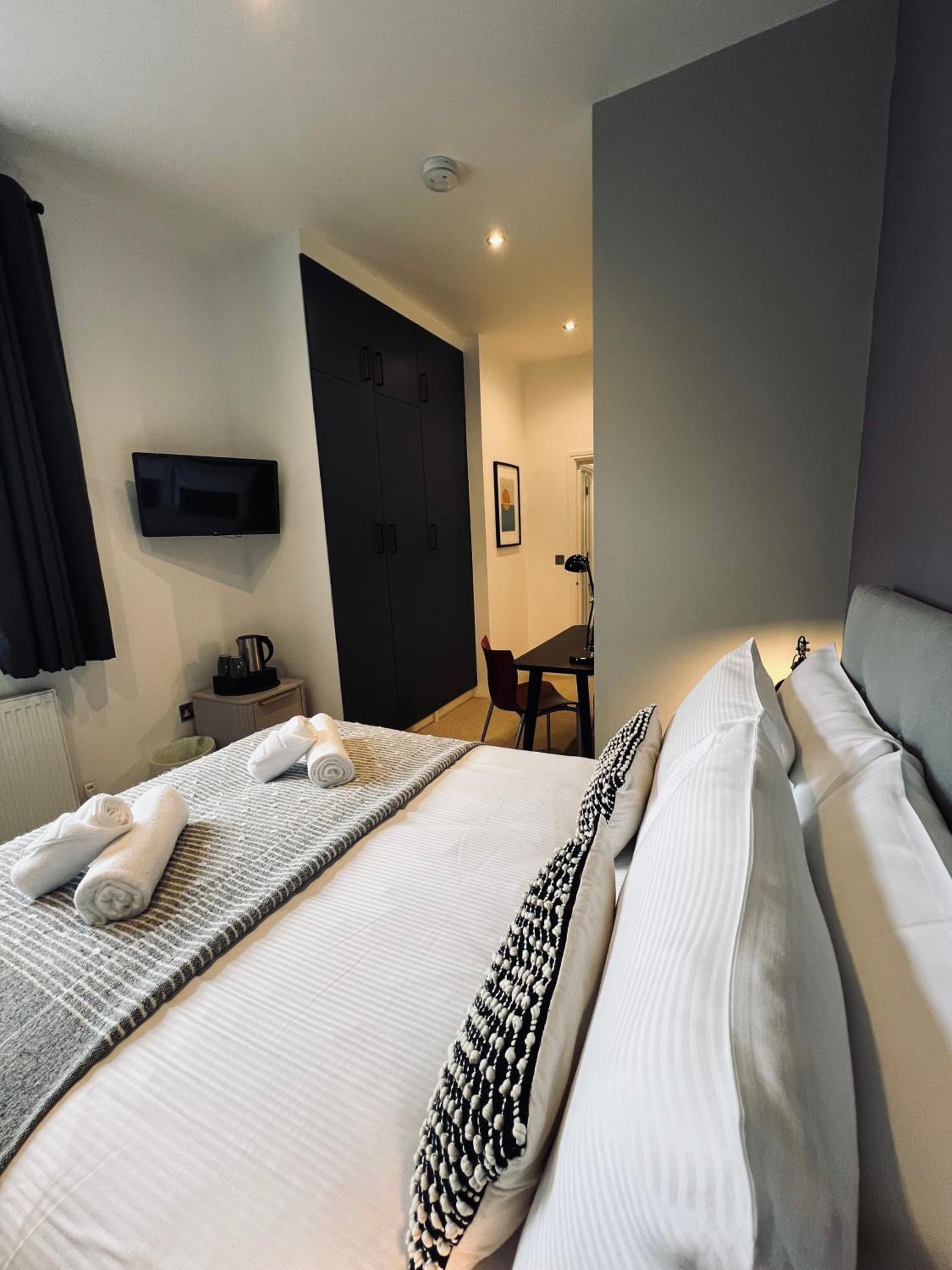 8, St Marys , Private Double Ensuite Room - Room Only- Truro, photo 5