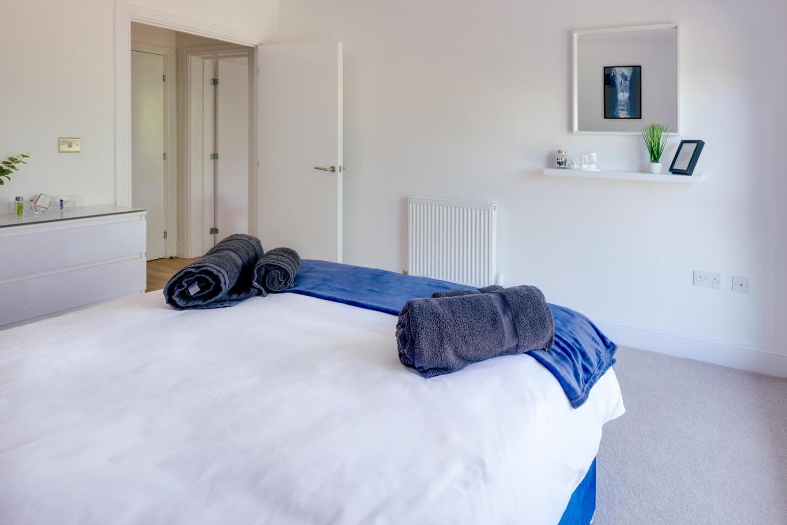 Stevenage Luxury 1 Bed Apartment Sleeps 4 WIFI Free Parking Secure by JM Short Lets