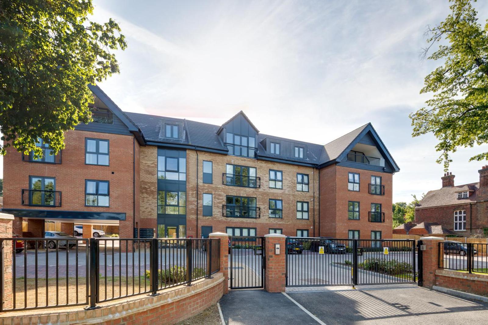 Stevenage Luxury 1 Bed Apartment Sleeps 4 WIFI Free Parking Secure by JM Short Lets