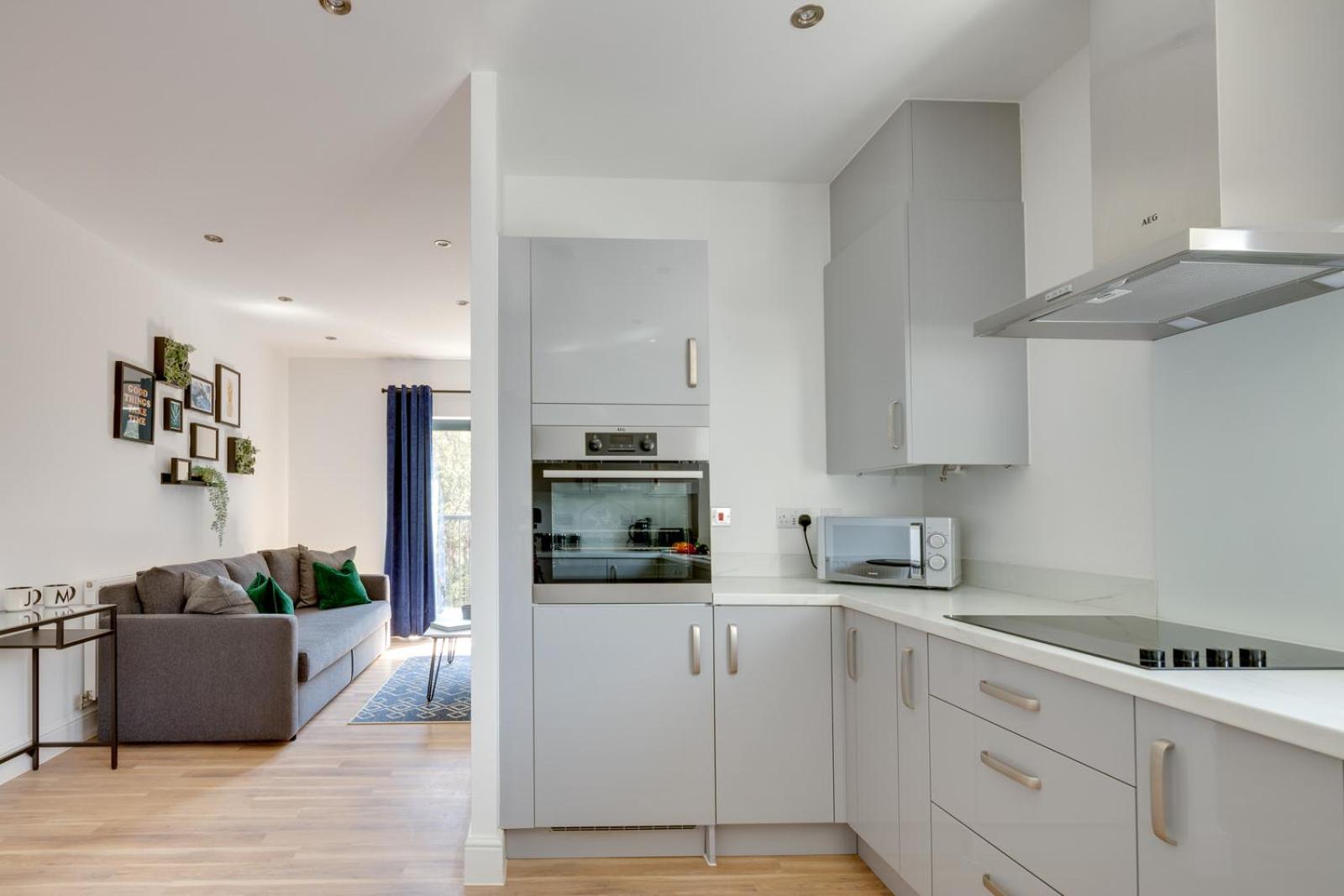 Stevenage Luxury 1 Bed Apartment Sleeps 4 WIFI Free Parking Secure by JM Short Lets, photo 8