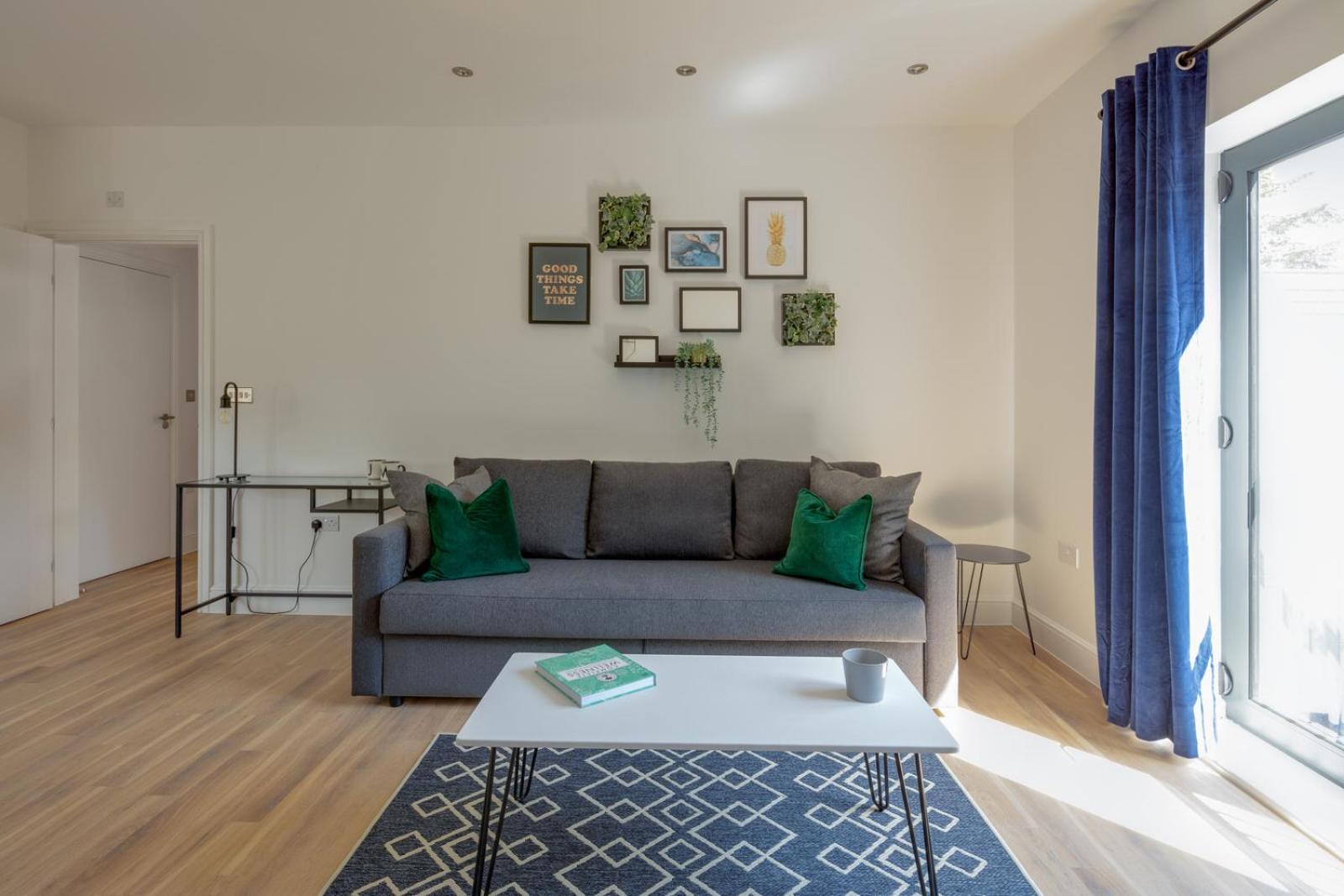 Stevenage Luxury 1 Bed Apartment Sleeps 4 WIFI Free Parking Secure by JM Short Lets