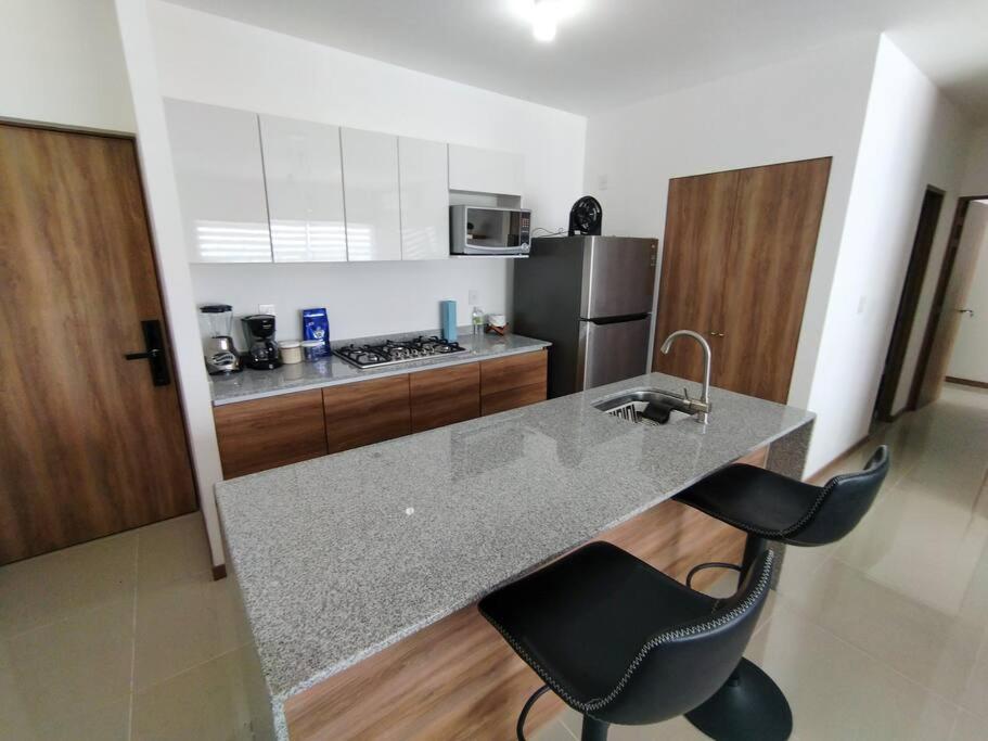 Escenia Comfort, 9th floor apt with awesome views! view 3