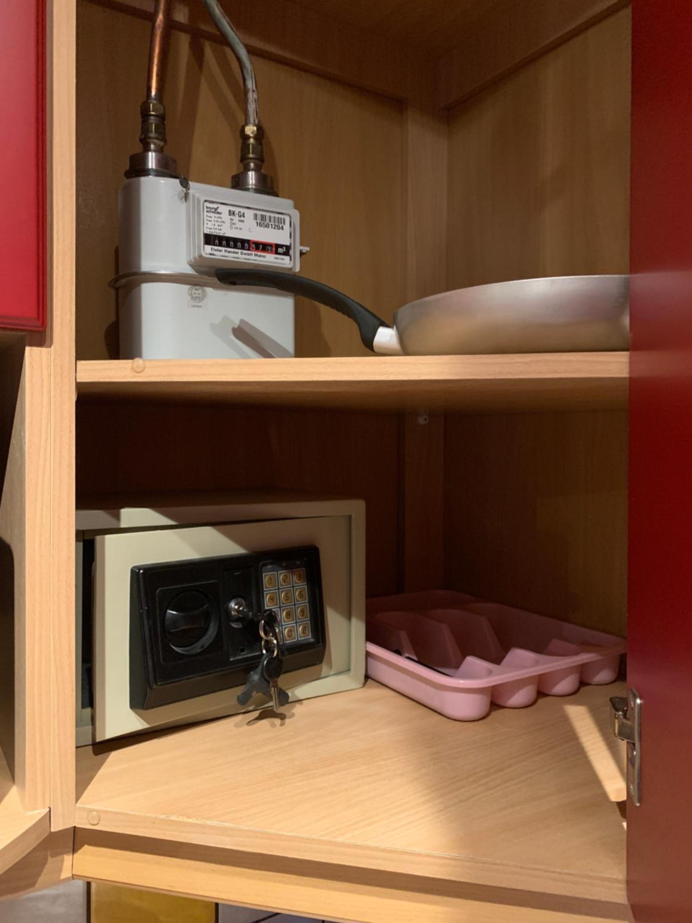 DIKOL Two-Room Apartment-SELF CHECK-in & FREE Parking Near City Center