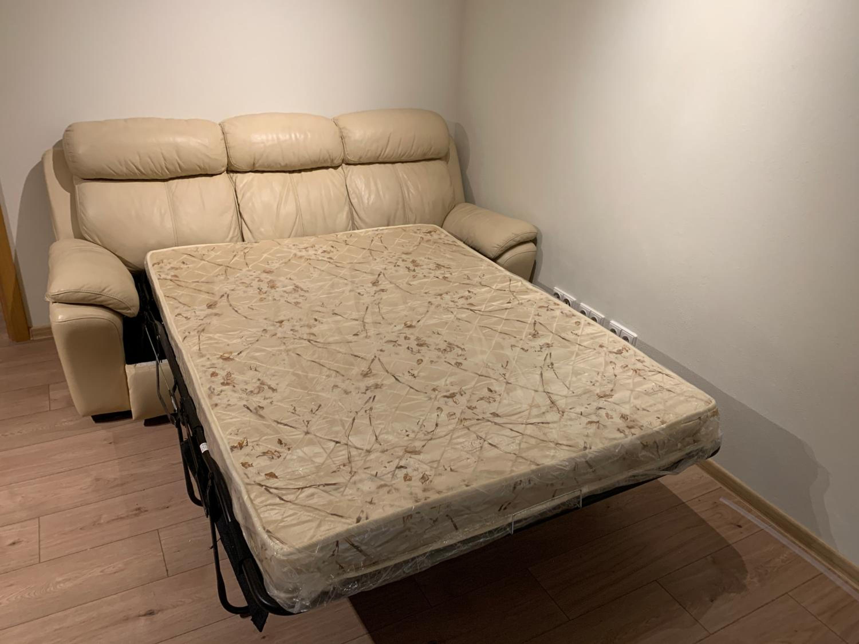 DIKOL Two-Room Apartment-SELF CHECK-in & FREE Parking Near City Center