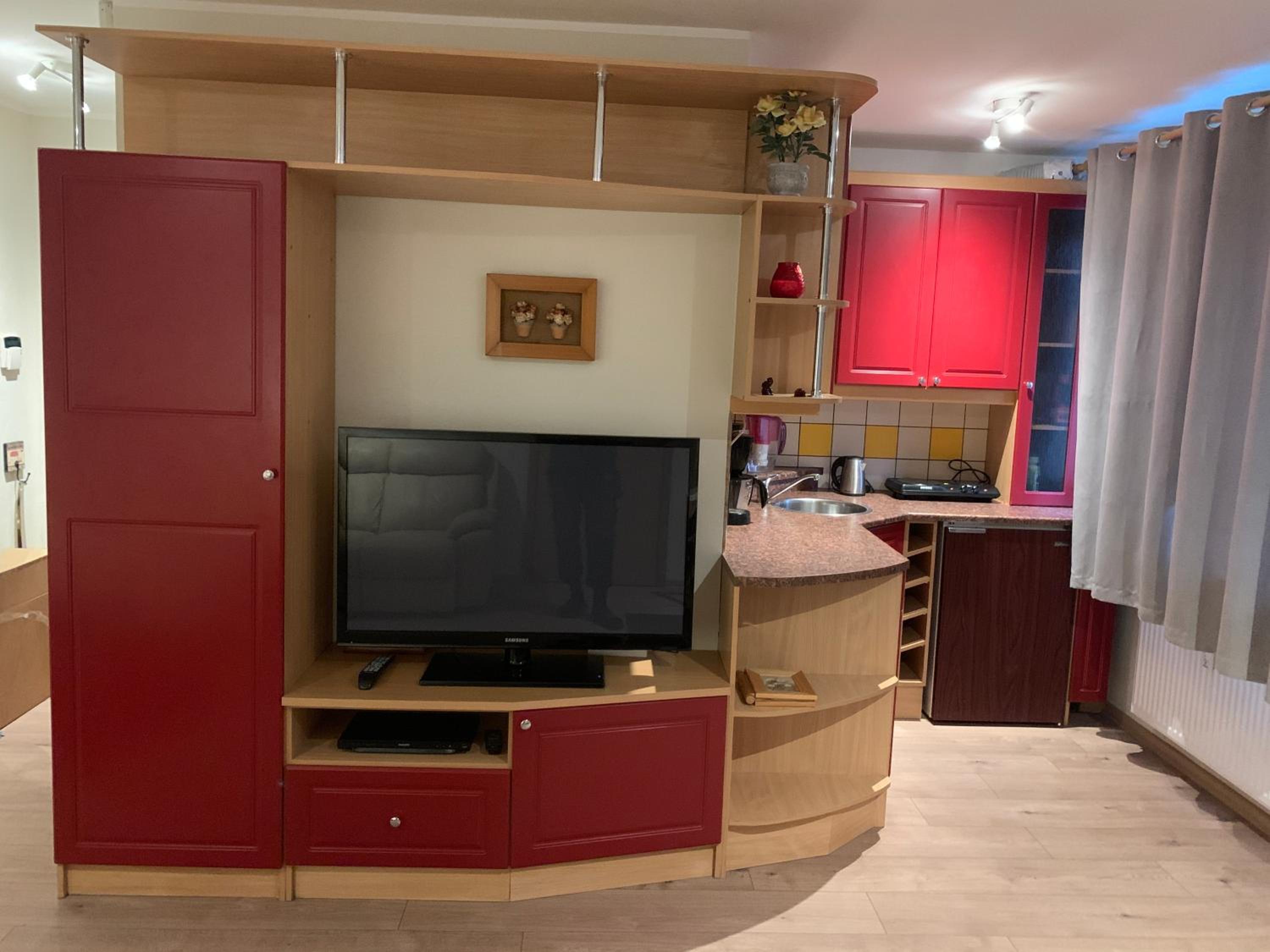 DIKOL Two-Room Apartment-SELF CHECK-in & FREE Parking Near City Center