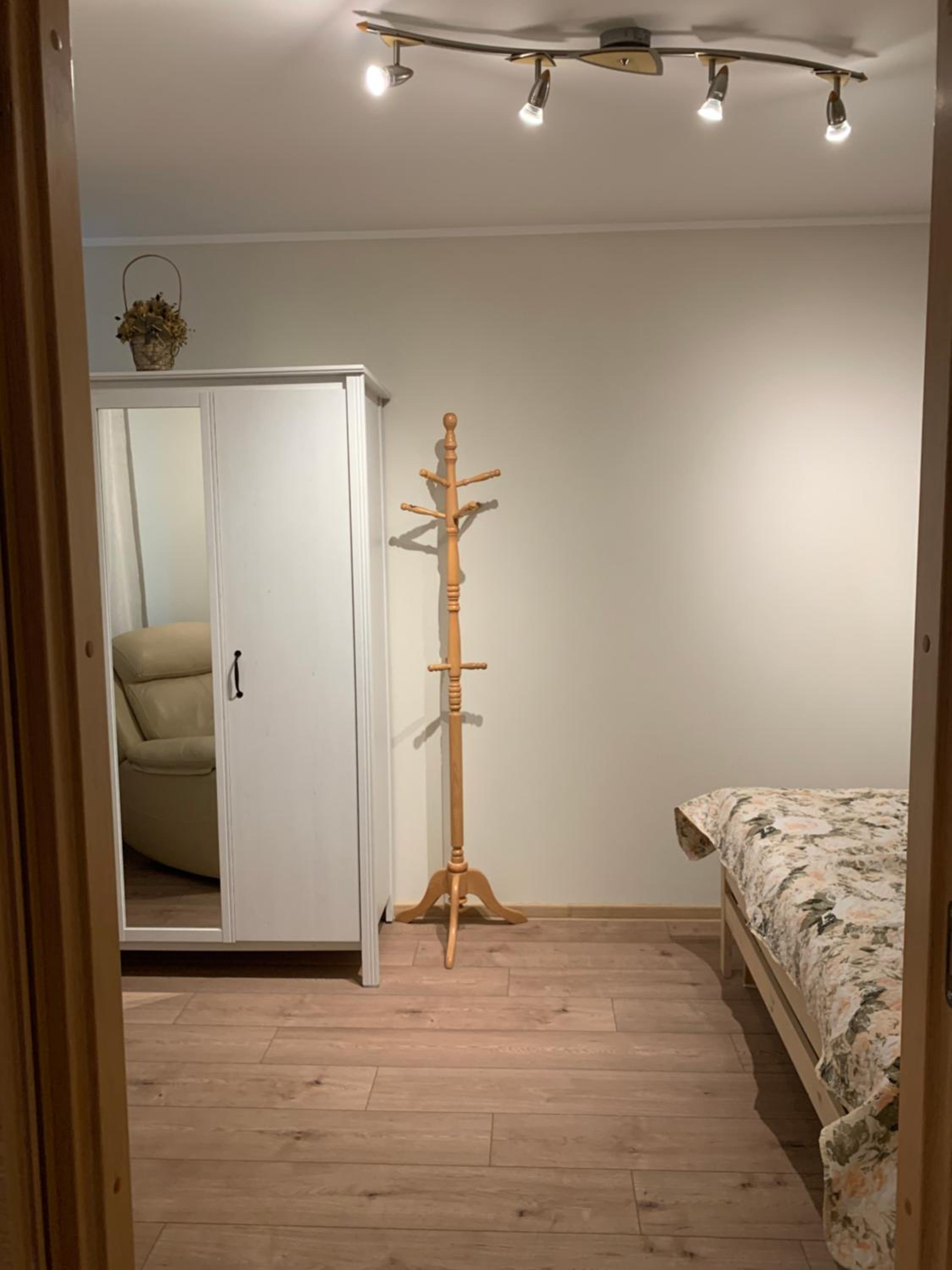 DIKOL Two-Room Apartment-SELF CHECK-in & FREE Parking Near City Center