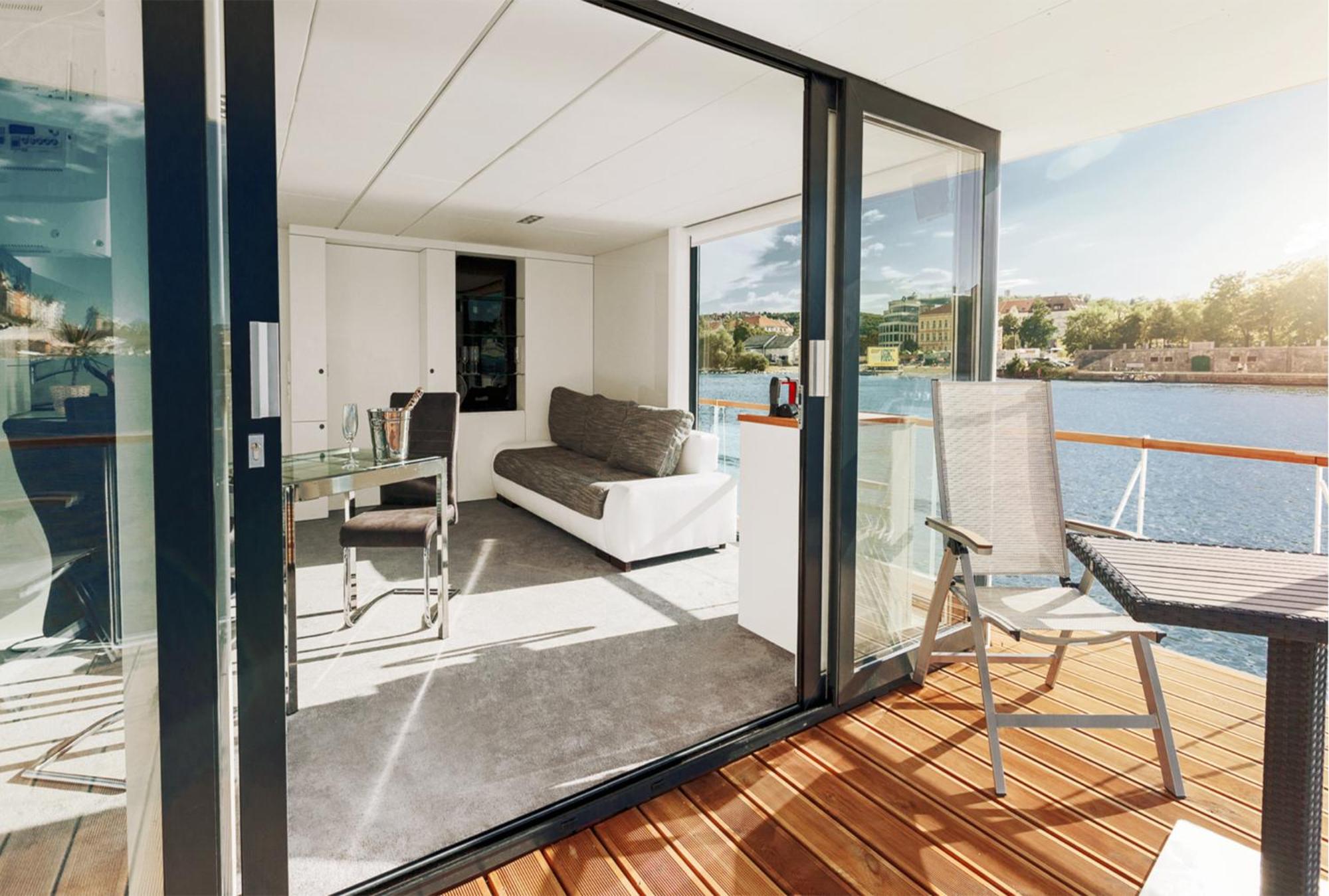 VIPliving Houseboat