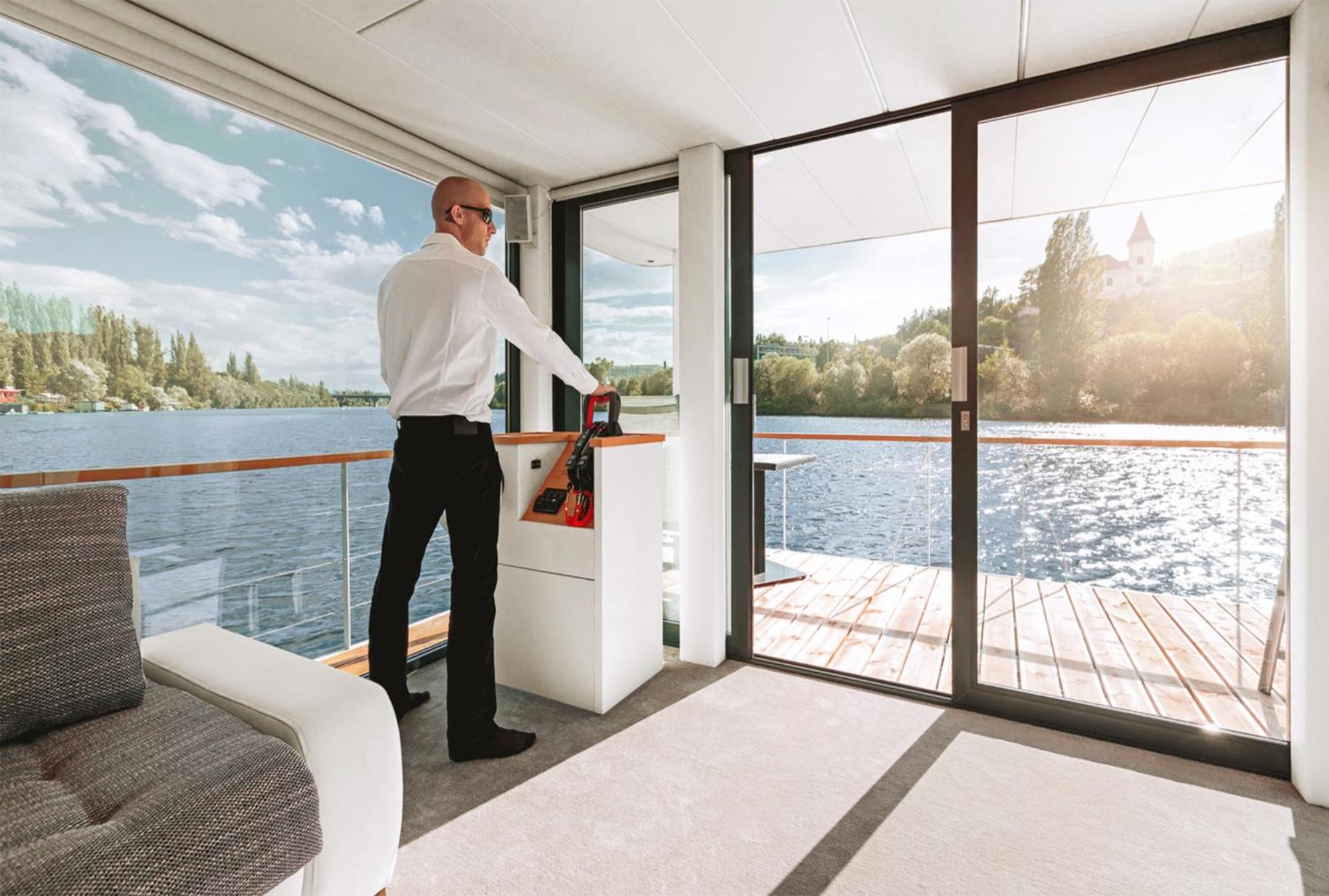 VIPliving Houseboat