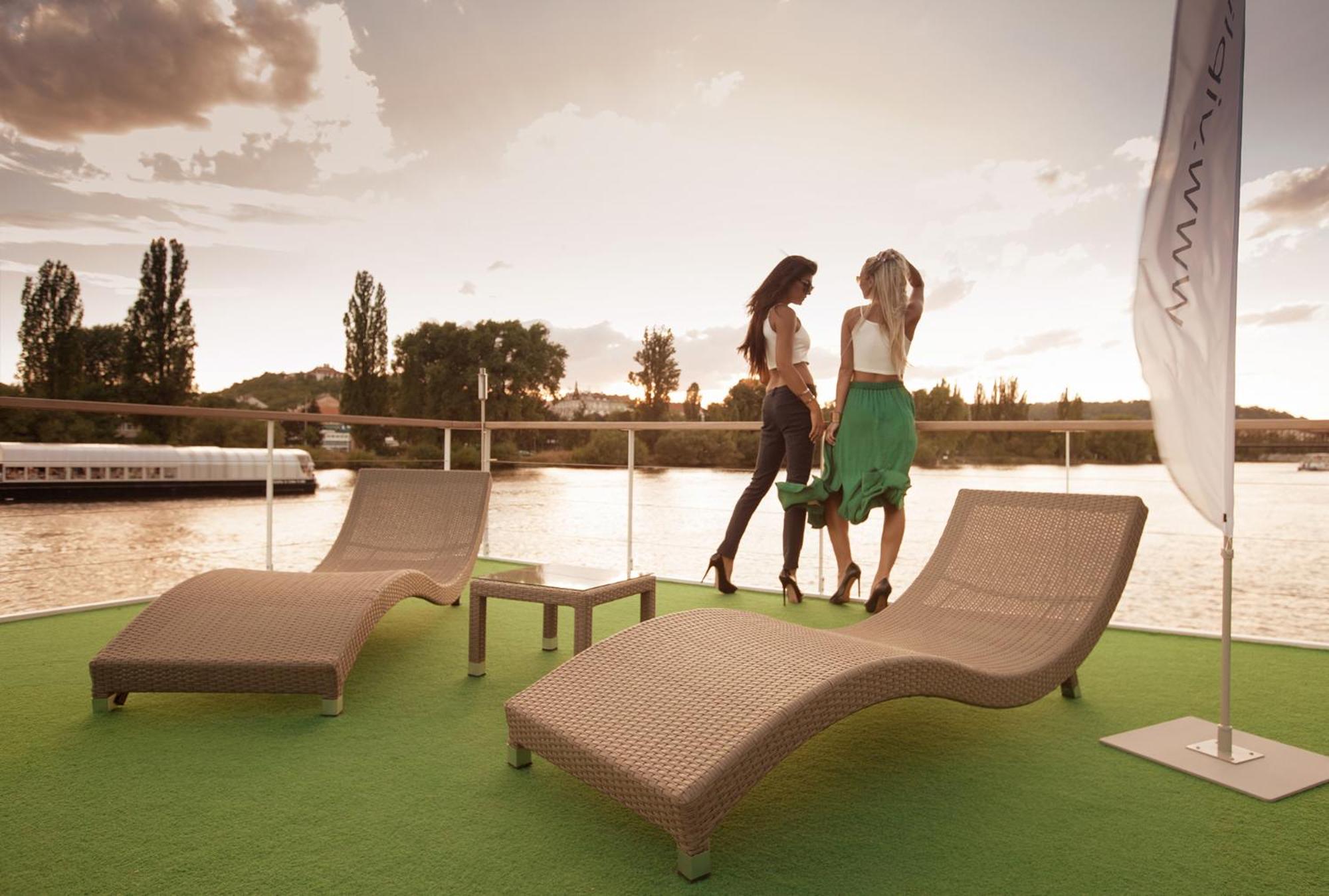 VIPliving Houseboat